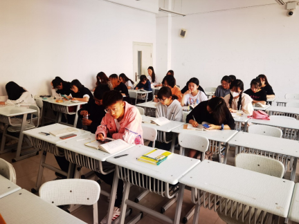 书声琅琅满校园--公司开展晨读活动