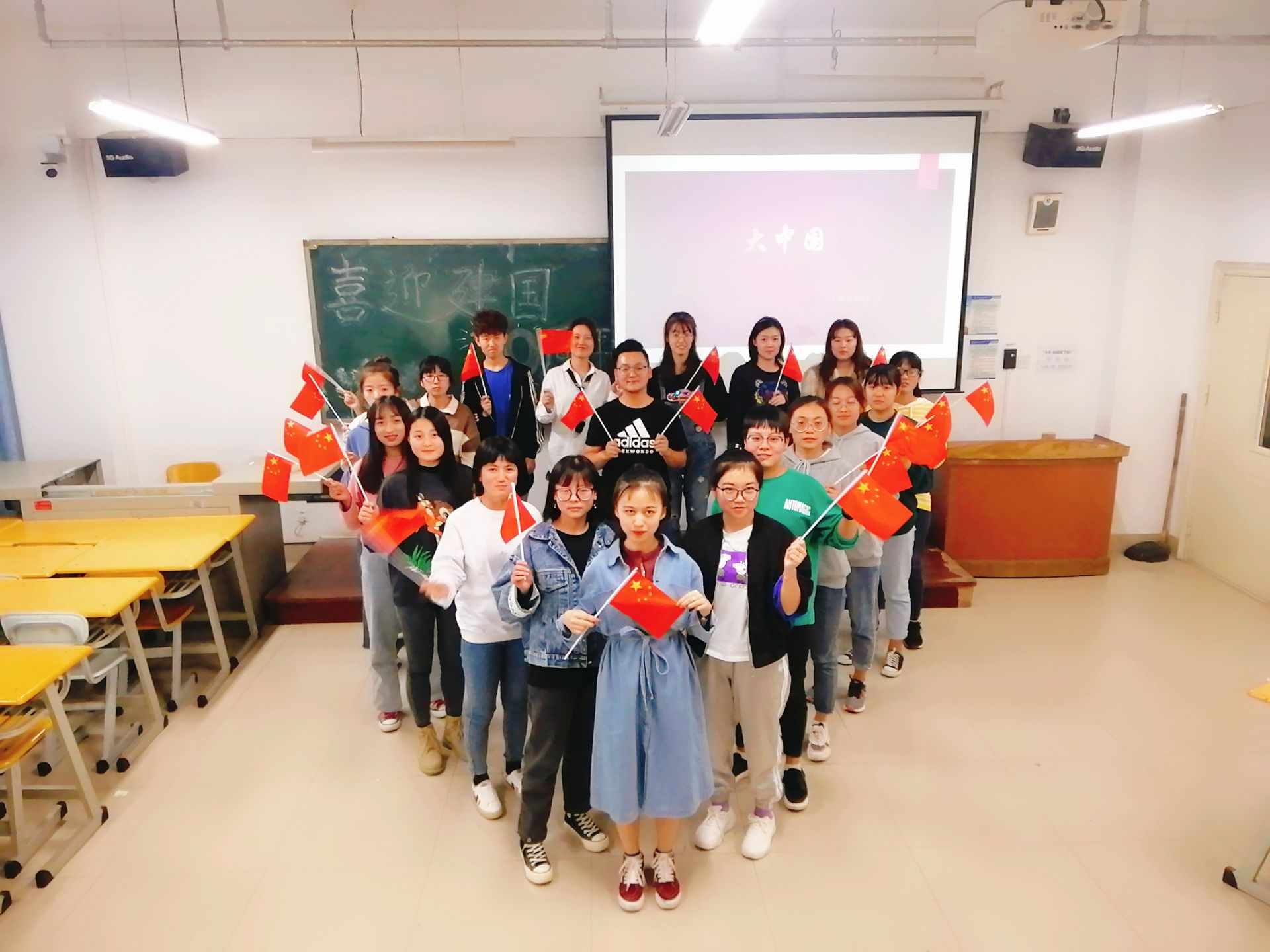 懂球体育分团委开展“向祖国表白，为祖国庆生”主题团日活动