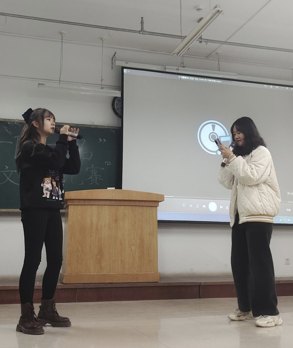 公司开展“一院一品”语伴华韵系列活动之英文歌曲比赛