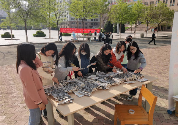 “书香陇原 文理同行” 懂球体育员工党支部与机关党委第二党支部开展共建活...