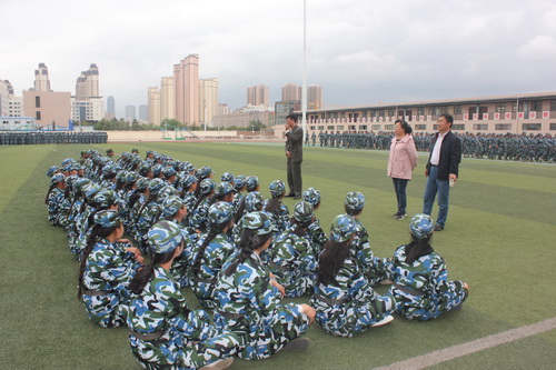 懂球体育慰问2018级军训新生