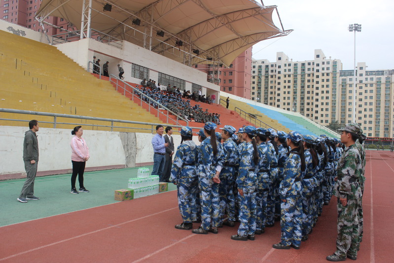懂球体育慰问军训新生
