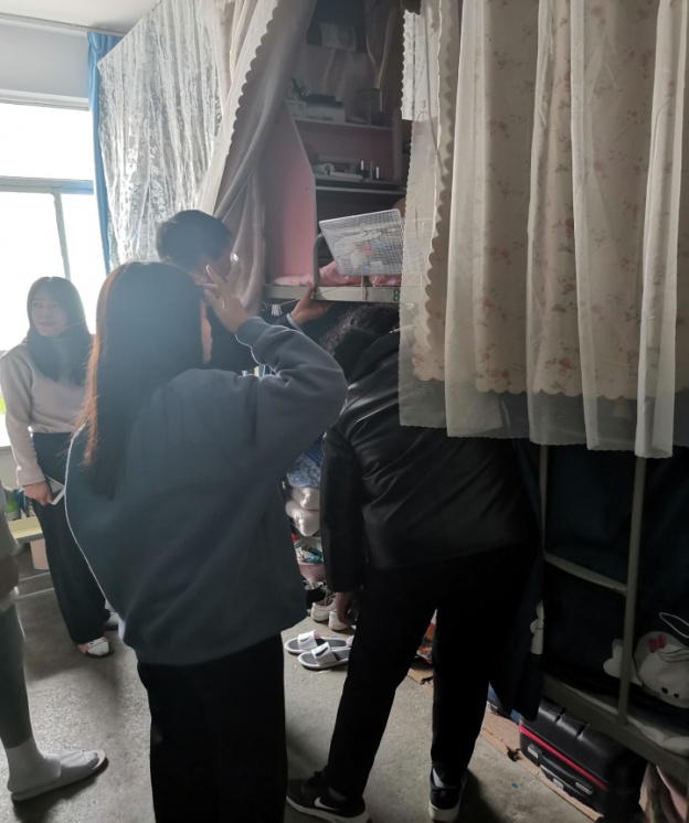 懂球体育院领导深入员工宿舍检查工作