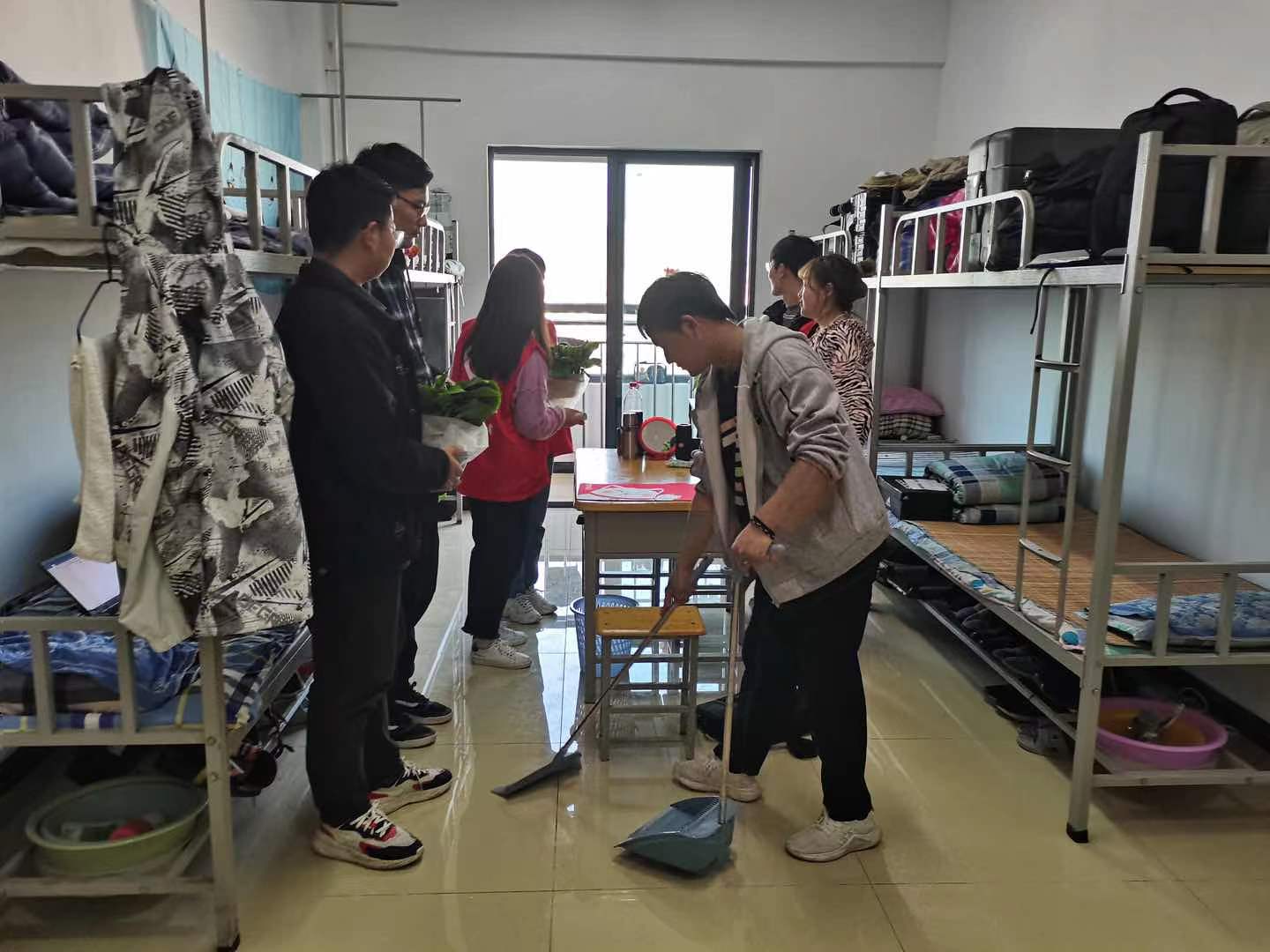 党员进宿舍，你我共成长——懂球体育员工党支部开展主题党日活动