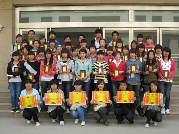 公司举行员工会聘书颁发仪式