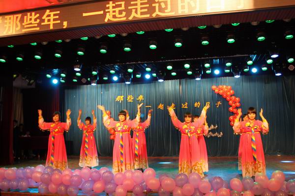 公司举办欢送毕业生晚会