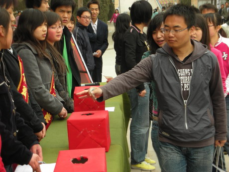 公司员工积极为厚毅同学捐款