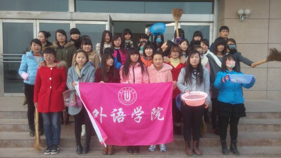 懂球体育积极参与“学雷锋志愿服务”洁净校园活动