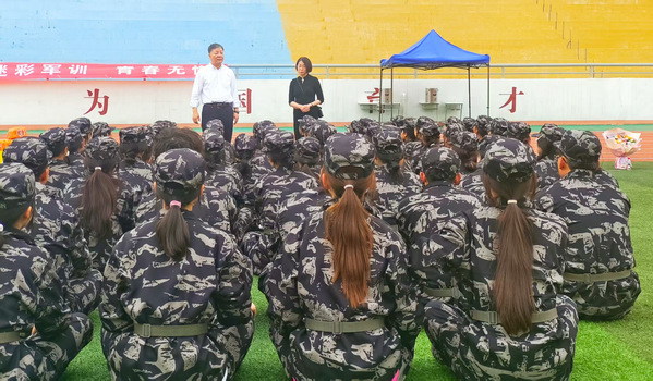 公司开展2025级新生军训慰问活动