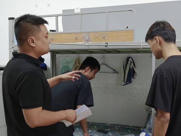 懂球体育走访2023级新生宿舍