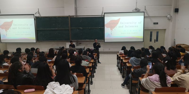 懂球体育“一院一品”外语文化节系列活动之三英文歌曲大赛