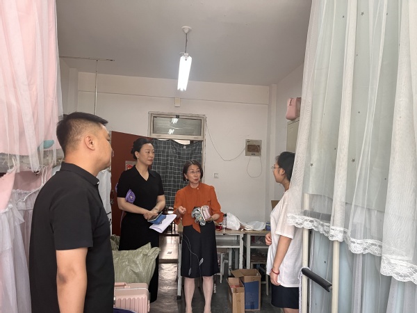 共叙师生情 展望未来路——懂球体育班子成员走访毕业生宿舍