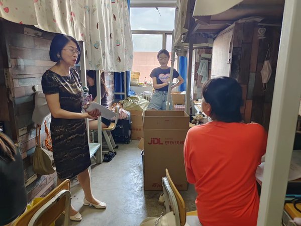 走访宿舍递温情 暖心问候道离别---公司领导老师走访毕业生宿舍