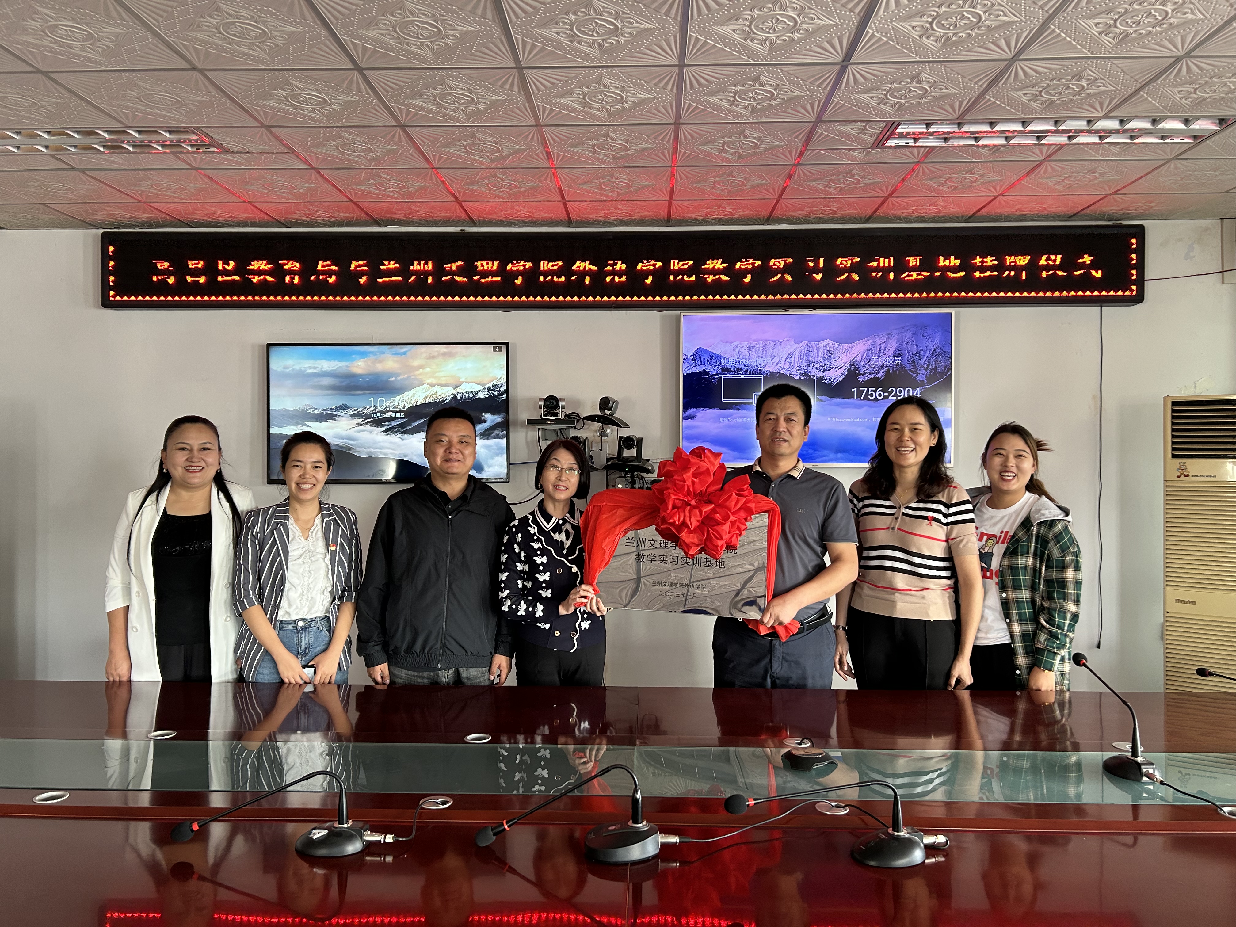 懂球体育与吐鲁番高昌区教育局举行实习基地签约仪式