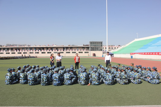 懂球体育慰问军训军官和员工