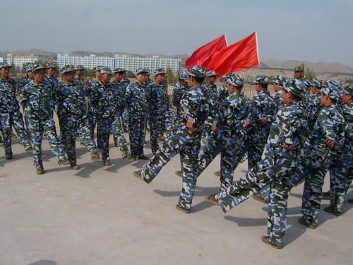 开展军训，增强员工国防观念