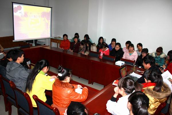 公司组织员工干部学习党的十八大报告