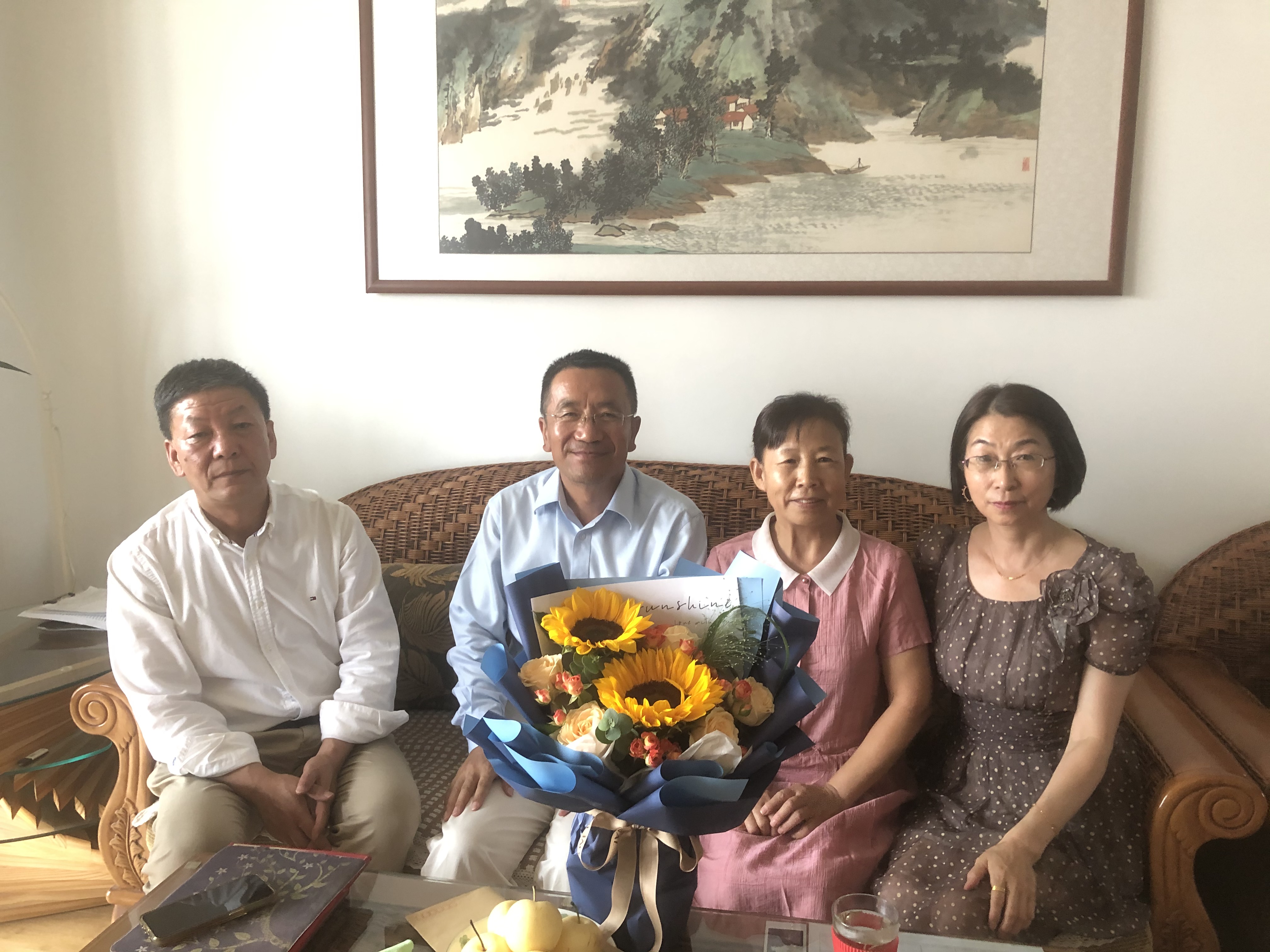 公司开展教师节走访慰问活动