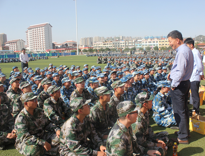 懂球体育慰问2020级军训新生及教官