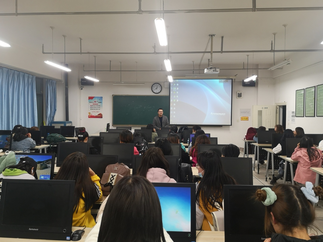 公司邀请企业代表开展就业指导专题讲座