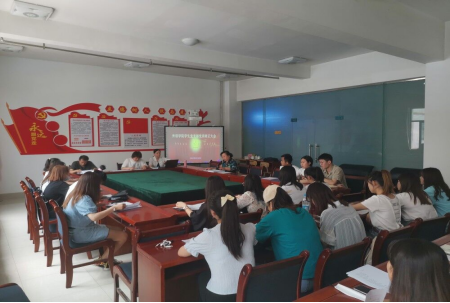 懂球体育员工党支部举办党员转正大会