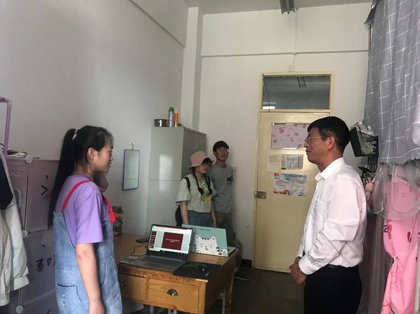 懂球体育老师深入员工宿舍检查指导工作