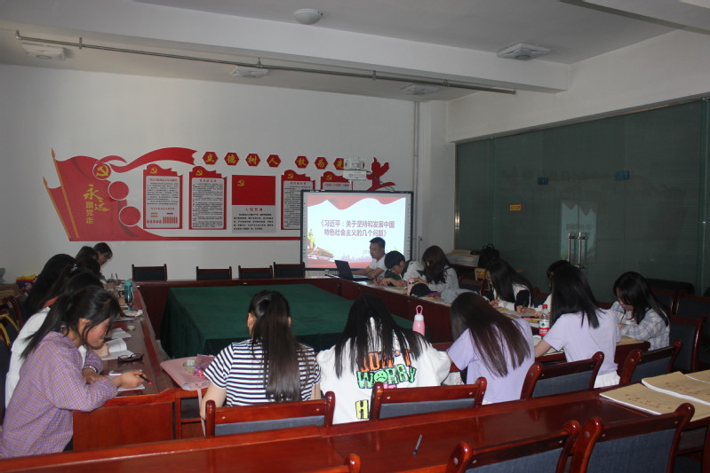 懂球体育员工党支部开展分组学习讨论