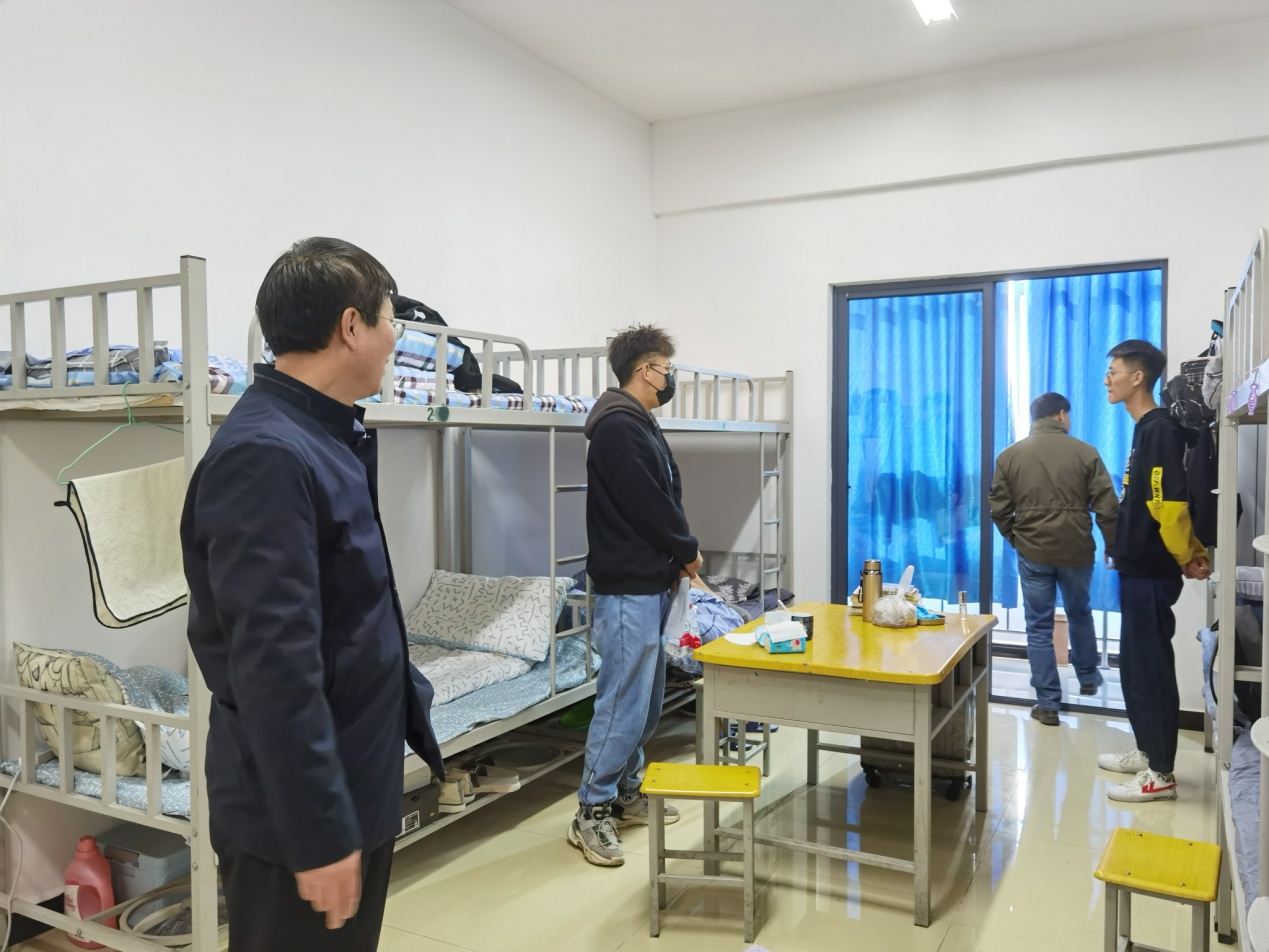 公司领导走访慰问员工宿舍