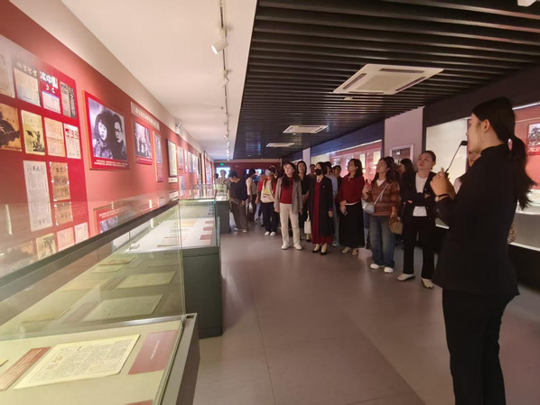 公司组织师生党员参观甘肃抗日战争革命文献展