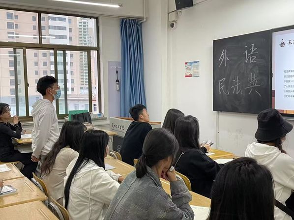 懂球体育分团委开展“美好生活 民法典相伴”主题团日活动