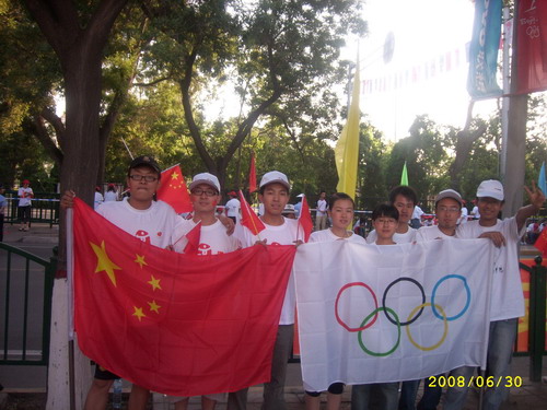 公司员工热情迎圣火