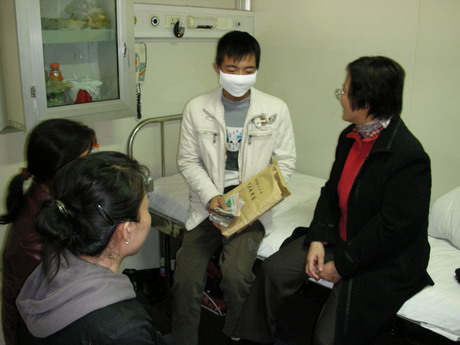 懂球体育教职工踊跃为厚毅同学捐款