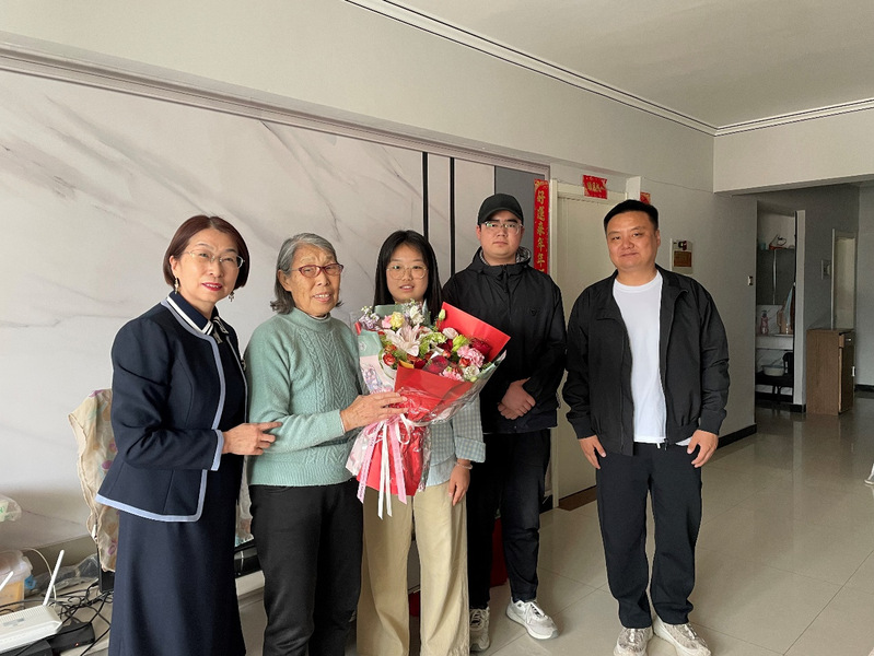 懂球体育走访退休教师共话公司发展变迁