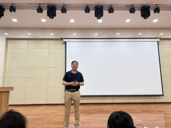 公司举办“青春不散场，梦想再起航”实习经验分享会暨毕业生联欢会