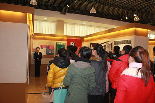 公司组织员工预备党员参观“红星照耀中国----外国记者眼中的中国共产党...