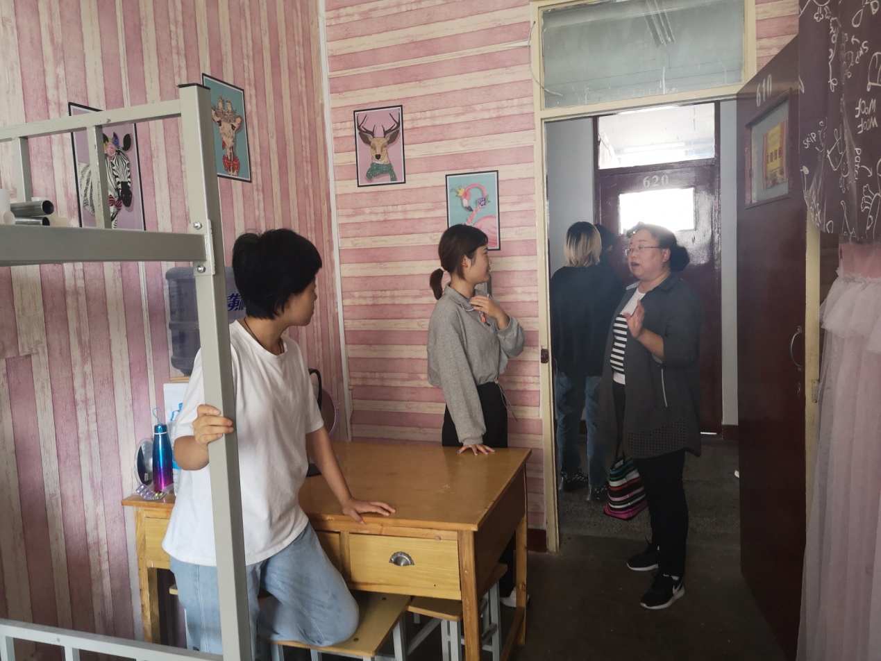 懂球体育教师深入宿舍看望员工